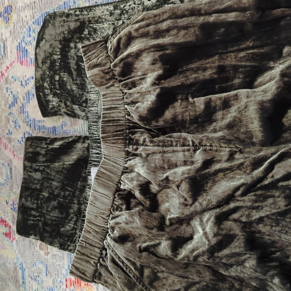 EUC etta twa by Anthropologie crushed velvet cropped pants